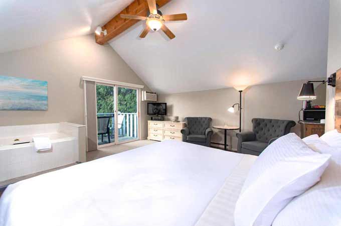 Carriage House suite with whirlpool mobile