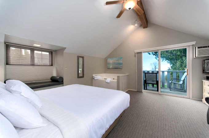 Carriage House suite with whirlpool mobile