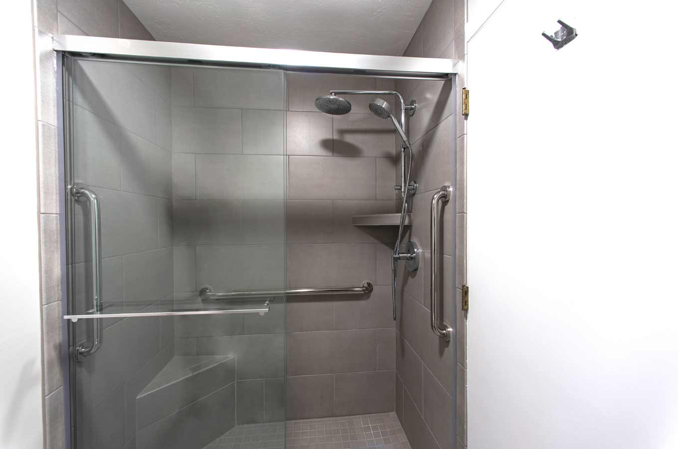 King Water View Suite shower mobile