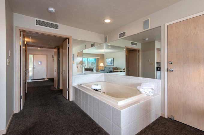 1st Floor Water View Suite whirlpool mobile